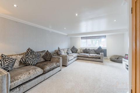 5 bedroom semi-detached house for sale, Farm Way, Hornchurch