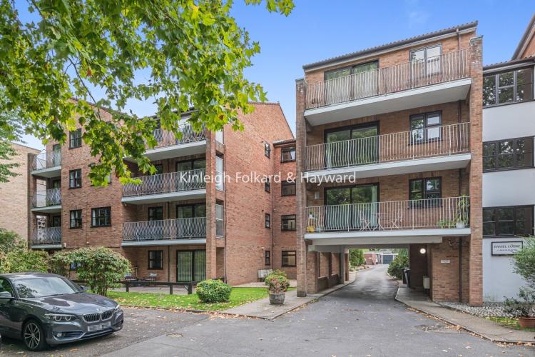 Brackley Road Beckenham BR3 2 bed apartment £1,500 pcm (£346 pw)