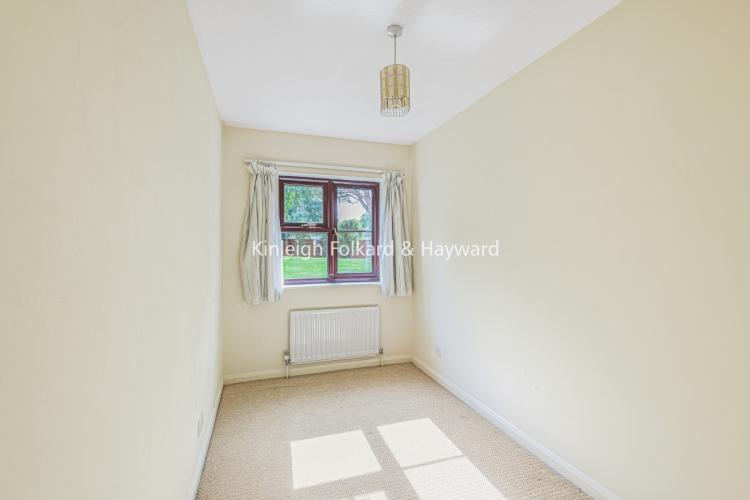 Brackley Road Beckenham BR3 2 bed apartment £1,500 pcm (£346 pw)