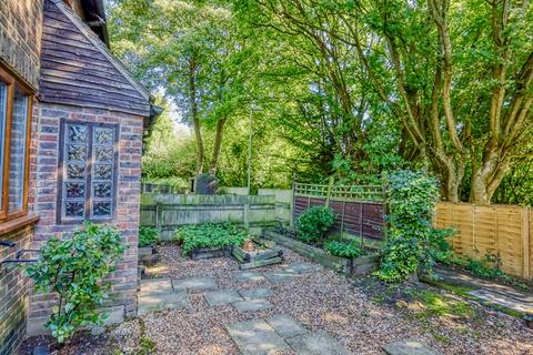 14 Bracken Bank, Lychpit, Basingstoke, RG24 8TQ