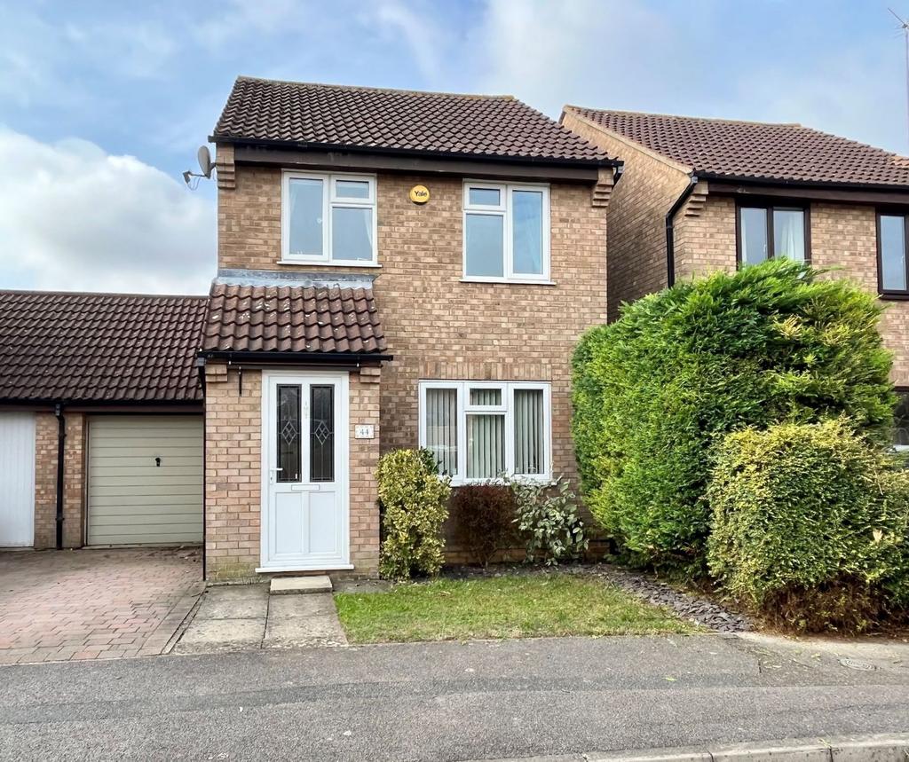 Brashland Drive, East Hunsbury, Northampton NN4 0SS 3 bed detached