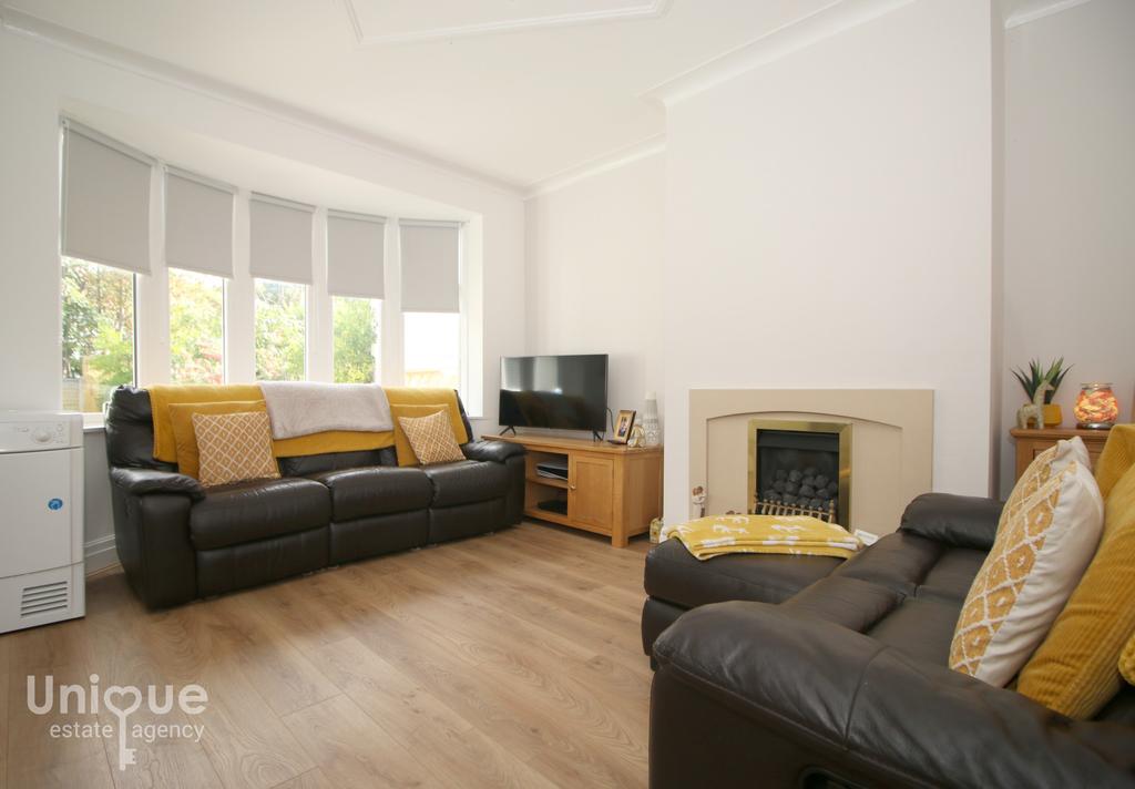 Kendal Avenue, ThorntonCleveleys, FY5 3 bed semidetached house £194,950