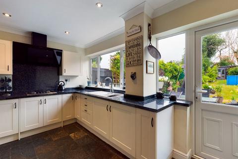 12 Benhurst Gardens, South Croydon, CR2 8NS