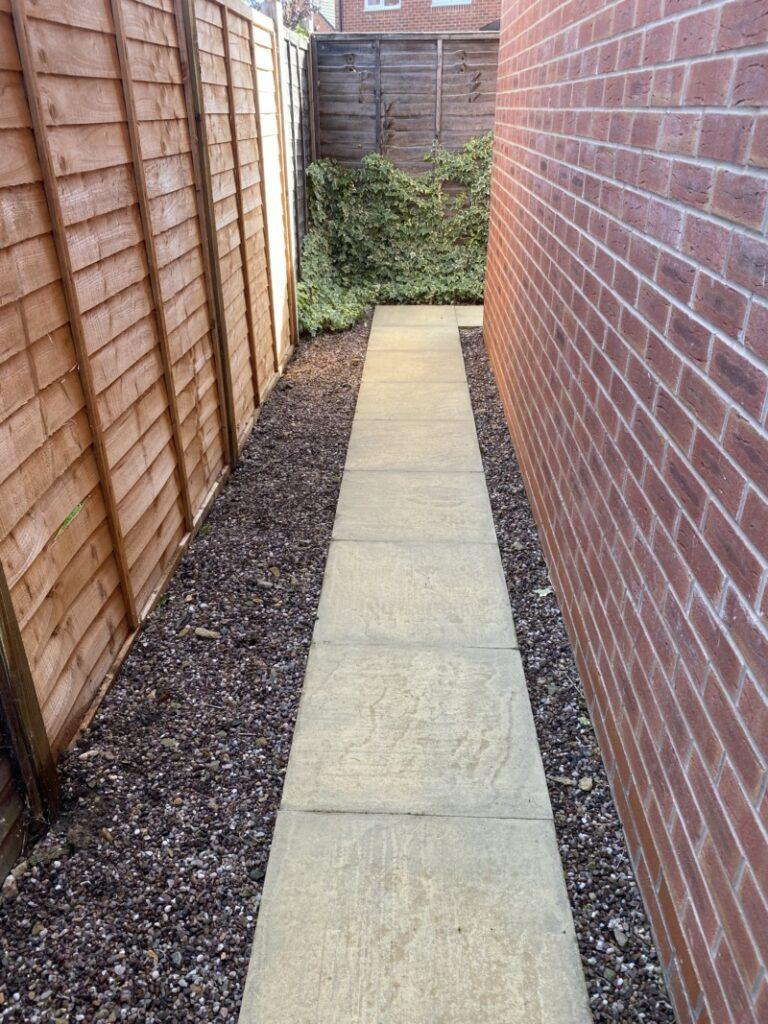 2 bed unfurn coach hpuse with garden to let meon v