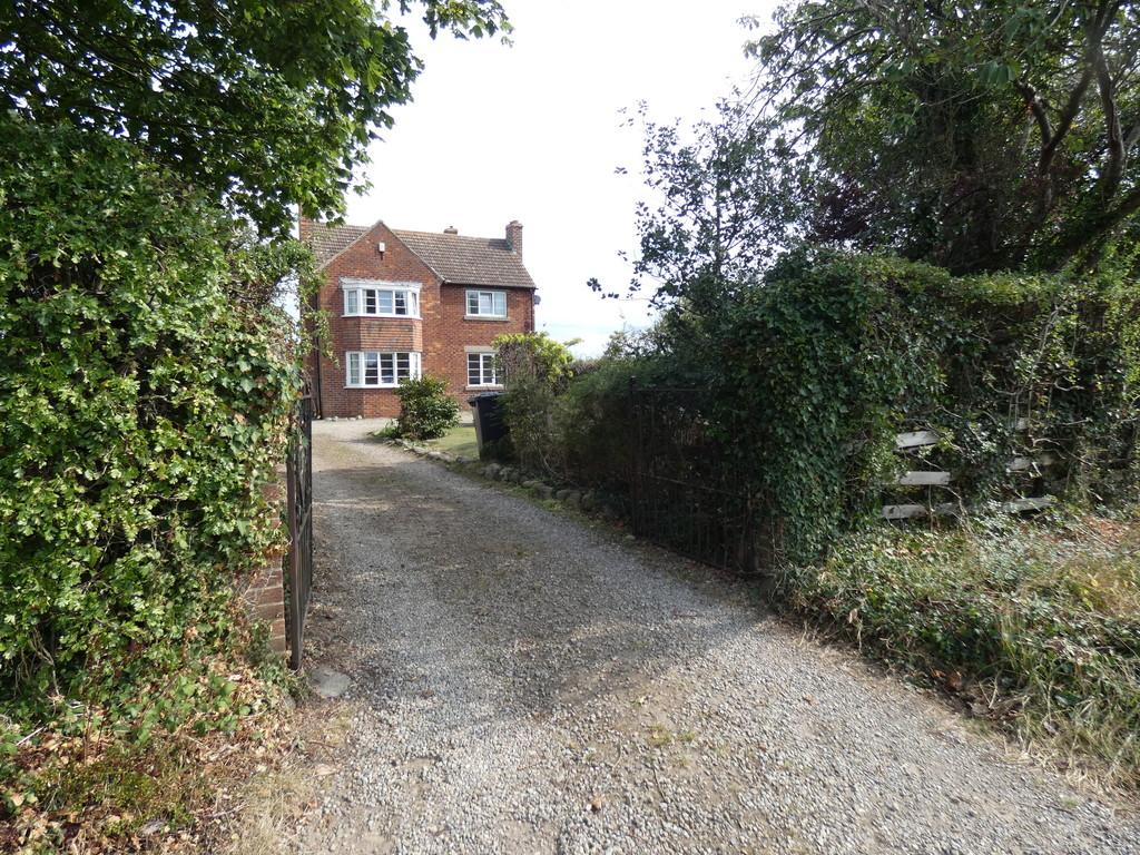 Wynd Croft, Masham Road 3 bed detached house £1,100 pcm (£254 pw)