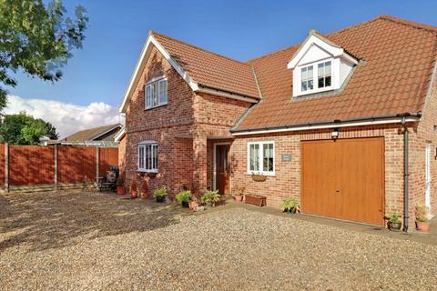 5 bedroom detached house for sale - Watton Road, Ashill,