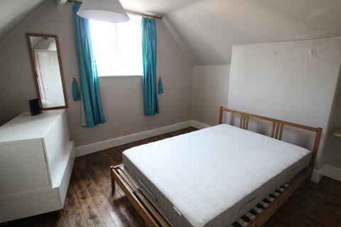 3 bedroom flat to rent, Linden Grove, Beeston