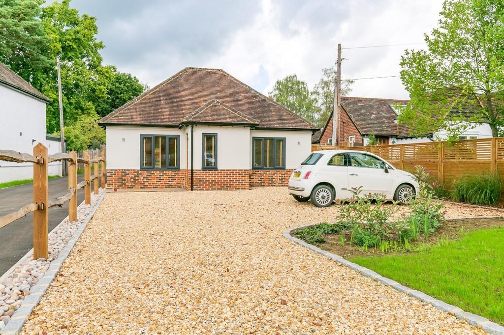 Rowly Drive, Cranleigh 2 bed detached bungalow £1,950 pcm (£450 pw)