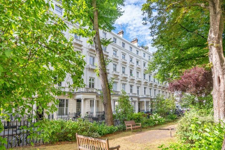 40e Queens Gardens, London, W2 3AA 2 bed flat - £750,000