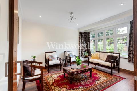 3 bedroom end of terrace house for sale, The Larches, London, N13