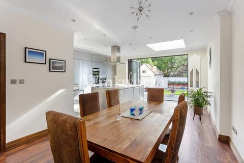 3 bedroom end of terrace house for sale, The Larches, London, N13