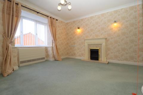 2 bedroom apartment for sale - Bushmead Court, Hancock Drive, Bushmead, Luton, Bedfordshire, LU2 7GY