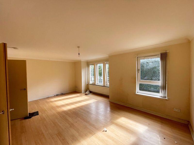 St. Andrews Drive, Glasgow 2 bed apartment £115,000