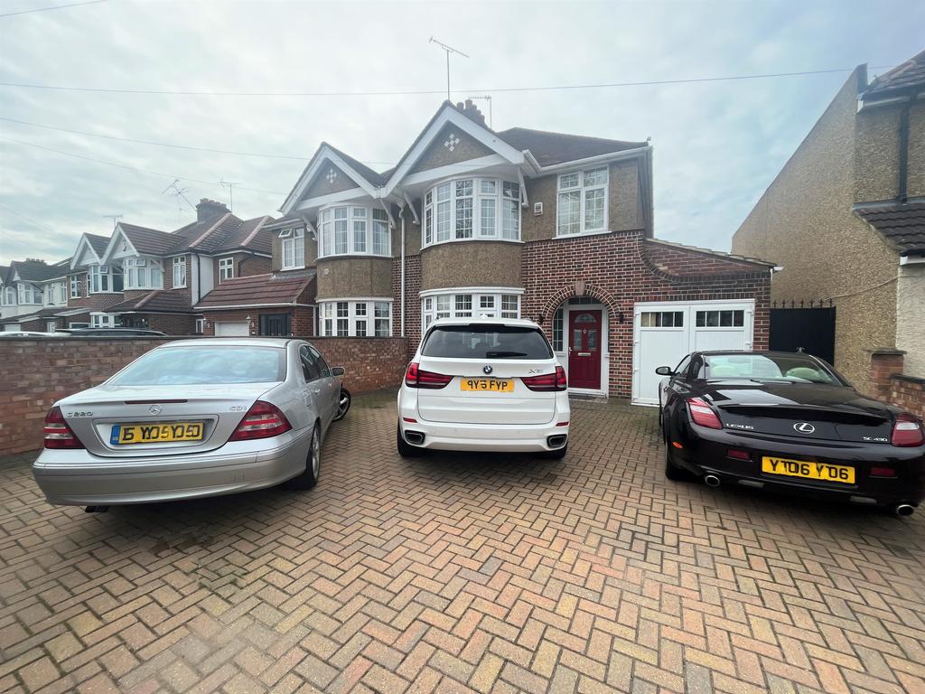 London Road, Slough SL3 3 bed semidetached house £2,100 pcm (£485 pw)