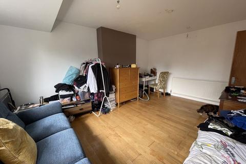 39 Laleham Avenue, London, NW7 3HN