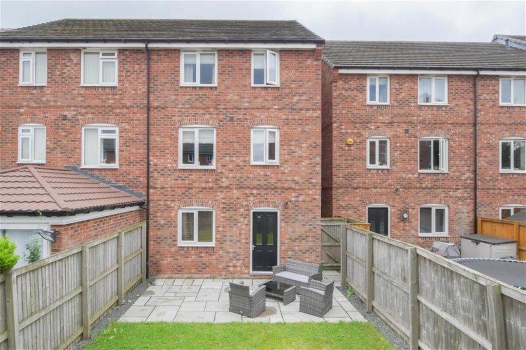 Hutton Close, Bradford, BD3 7FL 3 bed semidetached house for sale £