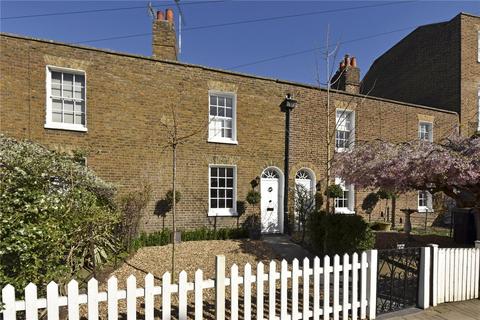 2 bedroom terraced house to rent, Kings Road, Windsor, Berkshire, SL4
