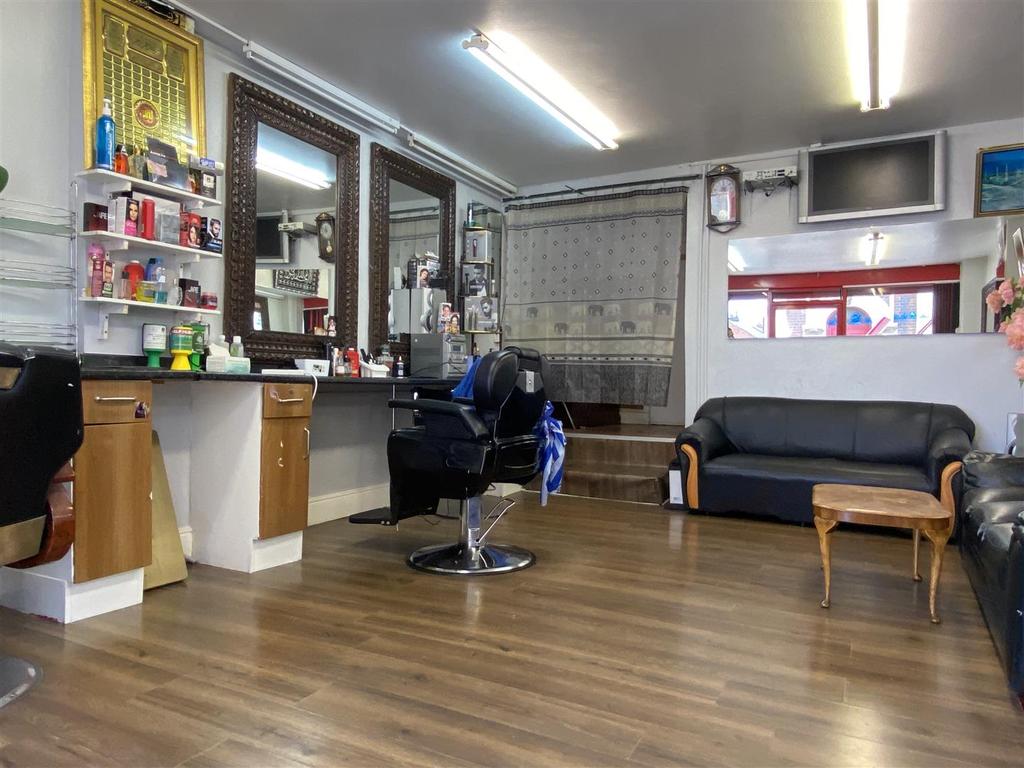 Caldmore Road, Walsall Retail property (high street) £700 pcm (£162 pw)