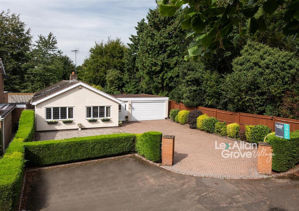 Kidderminster Road, Hagley, Stourbridge 3 bed detached bungalow for