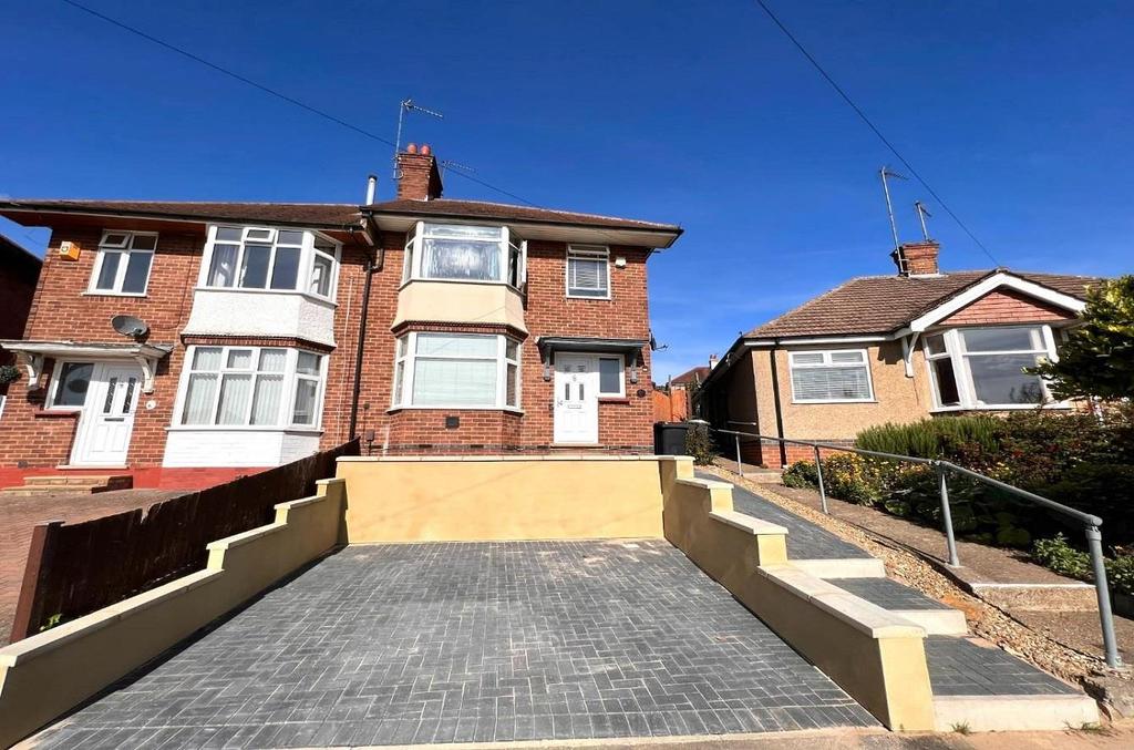 Malcolm Drive, Duston, Northampton NN5 3 bed semidetached house for