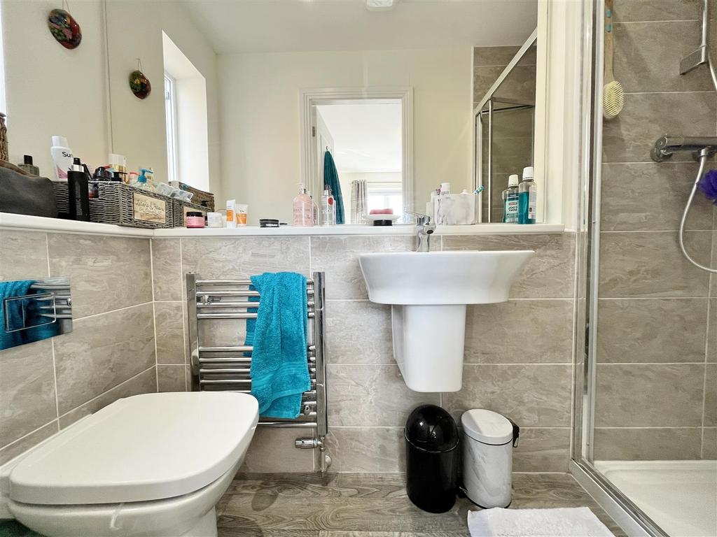 En suite shower room/wc