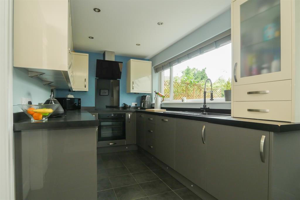 Sunfield, Stanningley, LS28 6DE 3 bed end of terrace house £240,000