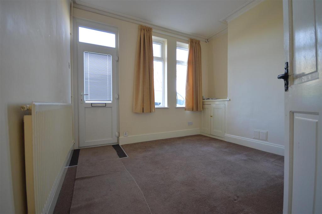 Hughenden Drive, Leicester 2 bed terraced house £775 pcm (£179 pw)