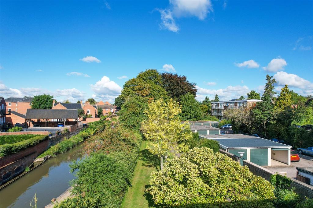 Warwick Court, Warwick Road, StratfordUponAvon 1 bed apartment £160,000