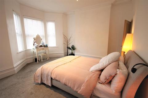 5 bedroom semi-detached house to rent - Victoria Crescent, Ellesmere Park, Manchester
