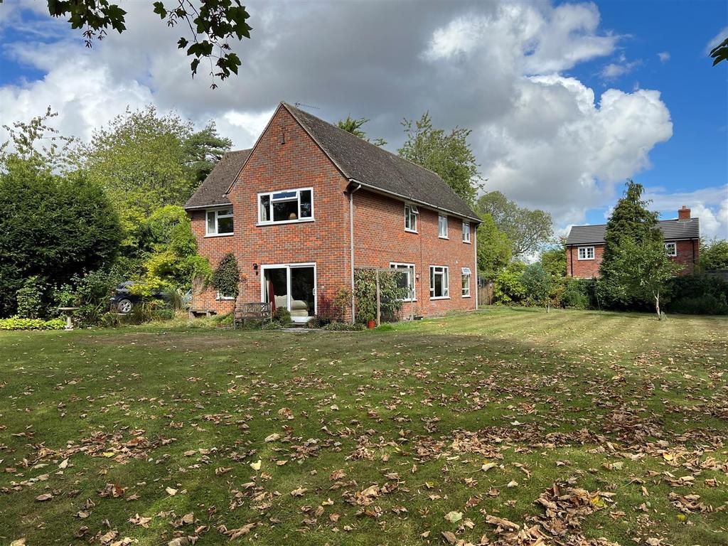 Drayton Road, Newton Longville... 5 bed house £1,850 pcm (£427 pw)