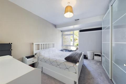 16 Hollywoods, Croydon, CR0 9JG