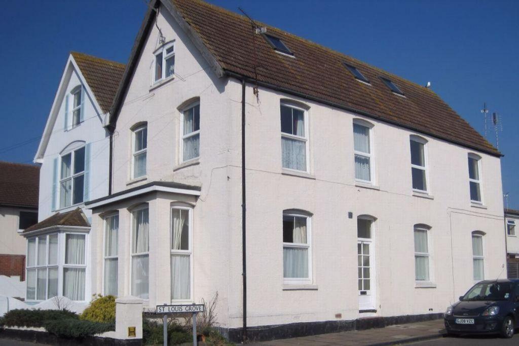 Grand Drive, Herne Bay 2 bed flat £595 pcm (£137 pw)