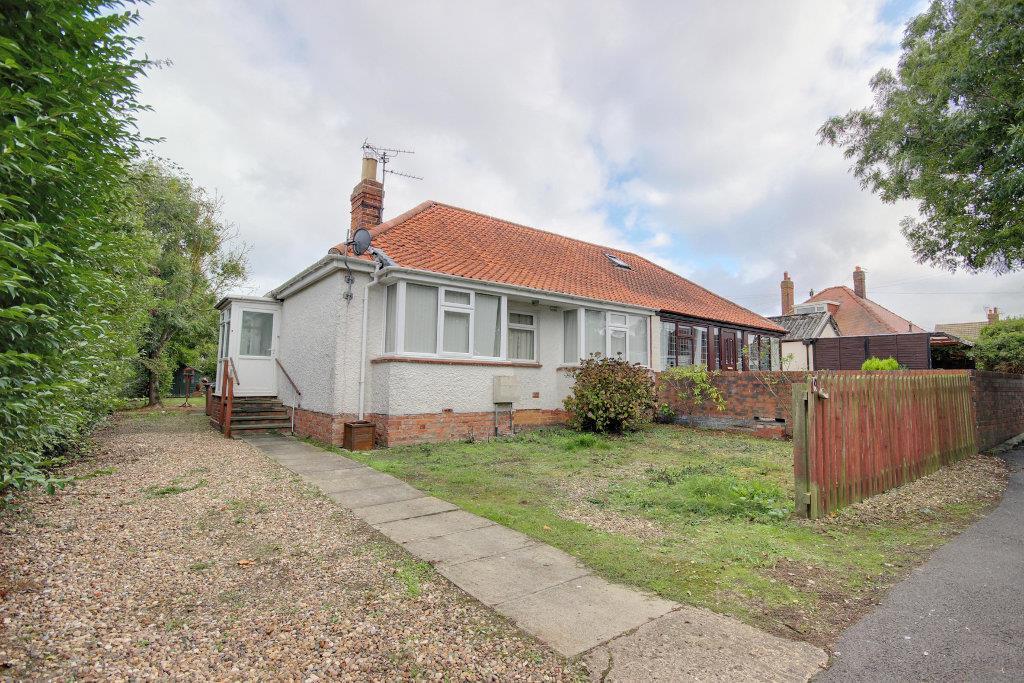 Edenfield Avenue, Hornsea 2 bed semidetached bungalow £210,000