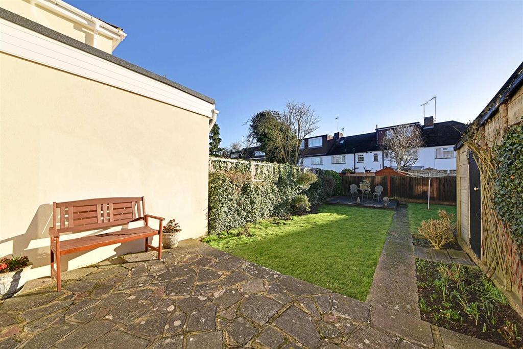 Lee Road, Mill Hill 3 bed semidetached house £2,000 pcm (£462 pw)