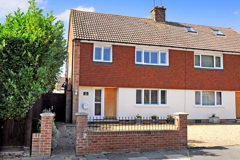 3 bedroom semi-detached house for sale - St Margarets Road, Chelmsford, CM2