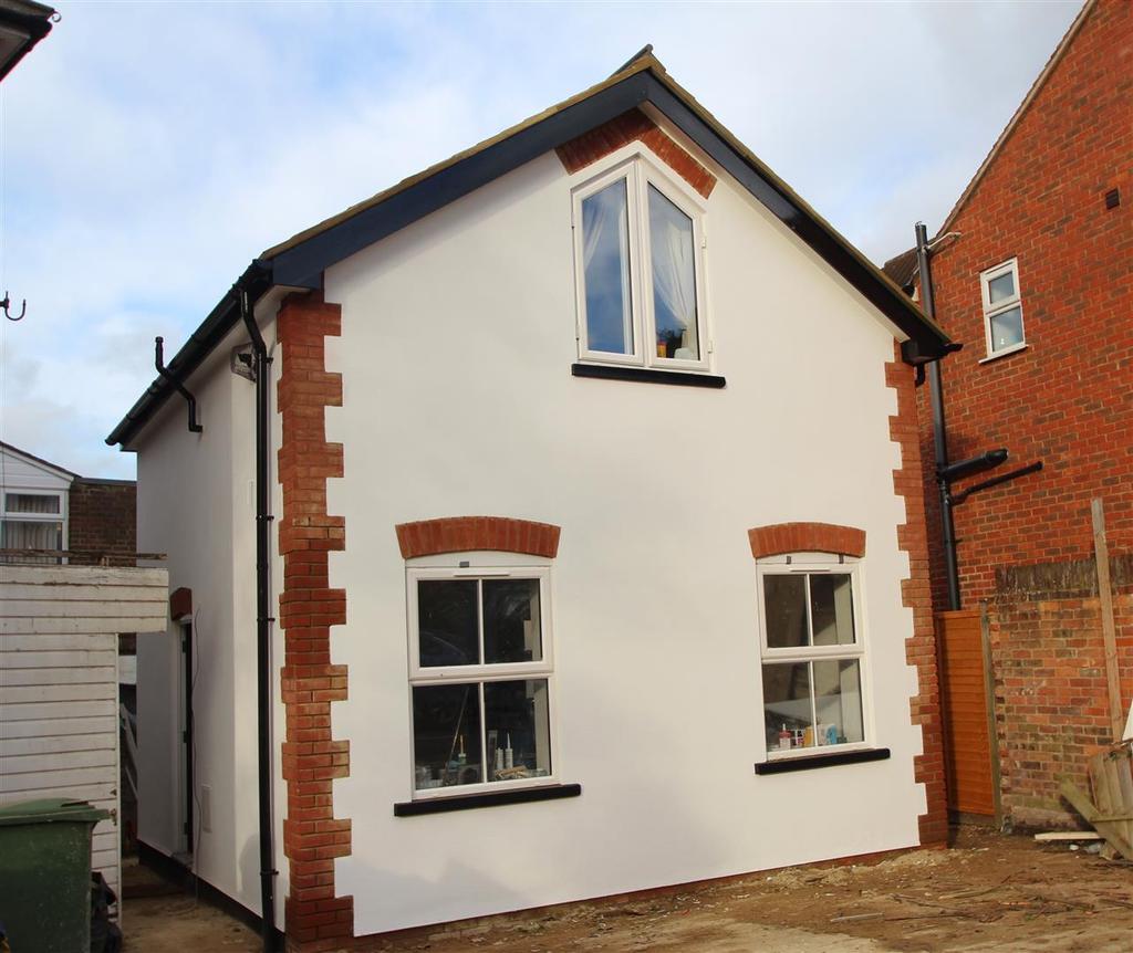 Christchurch Road, Hemel Hempstead 2 bed house £1,300 pcm (£300 pw)