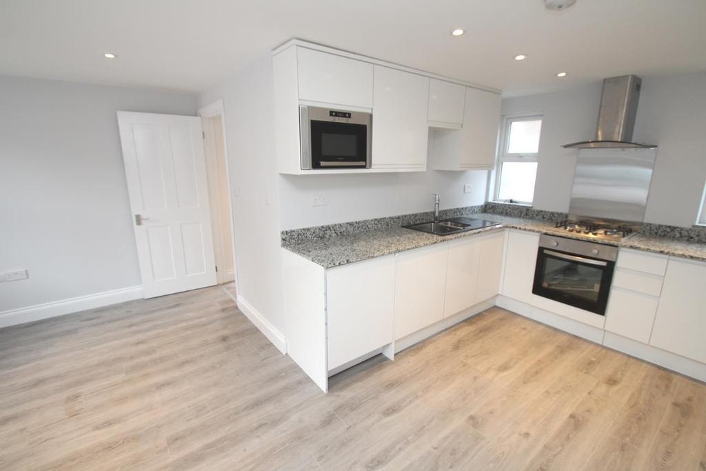 Christchurch Road, Hemel Hempstead 2 bed house £1,300 pcm (£300 pw)