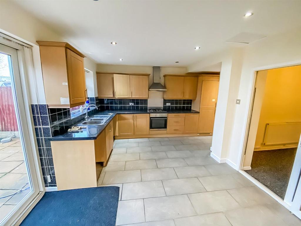 Wyken Croft, Wyken, Coventry, CV2 3AA 3 bed end of terrace house £950 pcm (£219 pw)