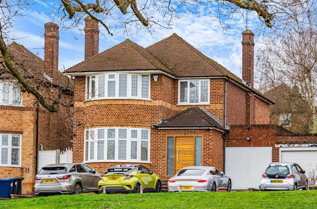Chiddingfold, Woodside Park 4 bed link detached house £1,595,000