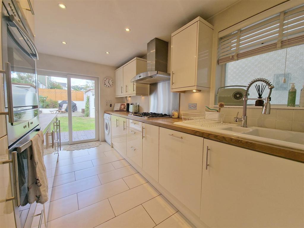 Kitchen 2.jpg