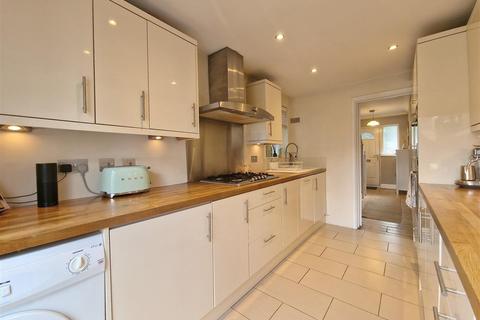 2 Avenue Approach, Kings Langley, WD4 8DN