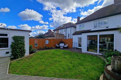 2 Avenue Approach, Kings Langley, WD4 8DN