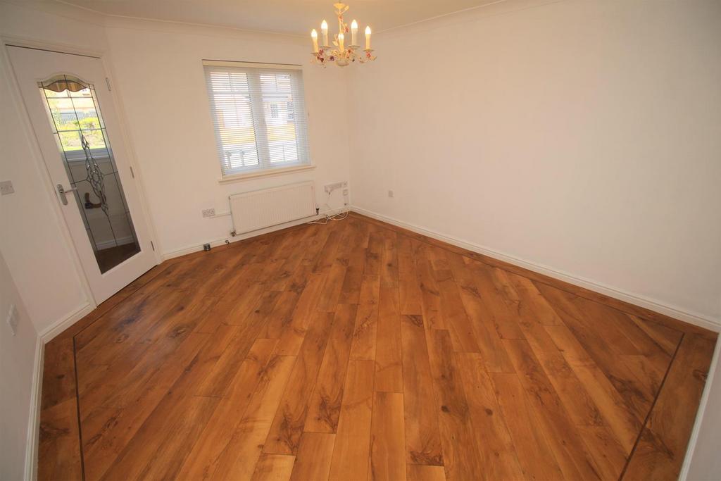 Lithgow Way, Port Glasgow 3 bed end of terrace house £190,000