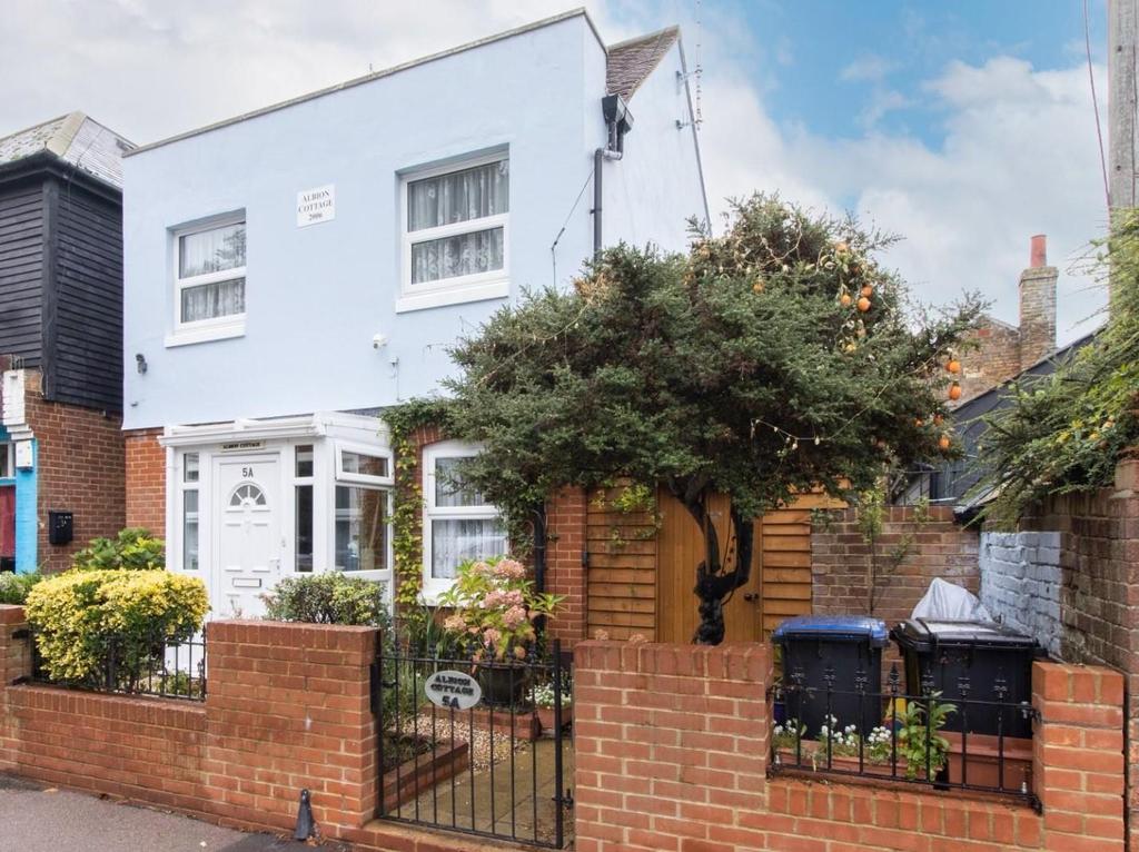 Vicarage Street, Broadstairs 2 bed detached house £310,000