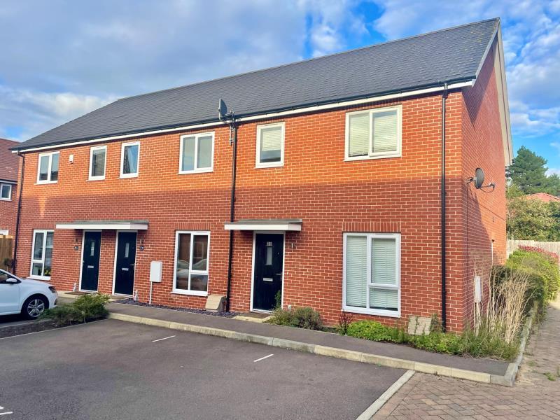 Bowling Green Close, Bletchley 3 bed terraced house £1,250 pcm (£288 pw)