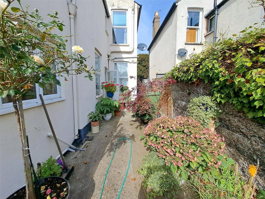Richmond Road, StainesuponThames... 3 bed semidetached house £