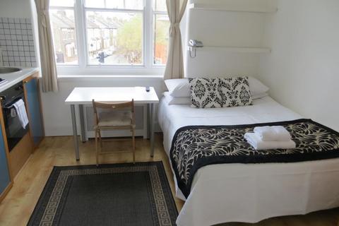 Studio to rent, Fulham Palace Road, Hammersmith, London W6