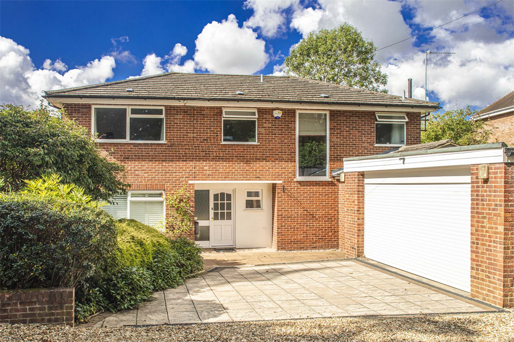 The Sycamores, Goring on Thames, RG8 4 bed detached house £2,995 pcm