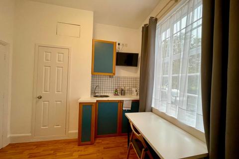 Studio to rent, Fulham Palace Road, Hammersmith, London, W6