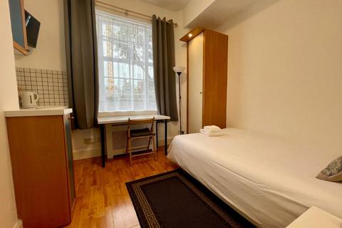 Studio to rent, Fulham Palace Road, Hammersmith, London, W6